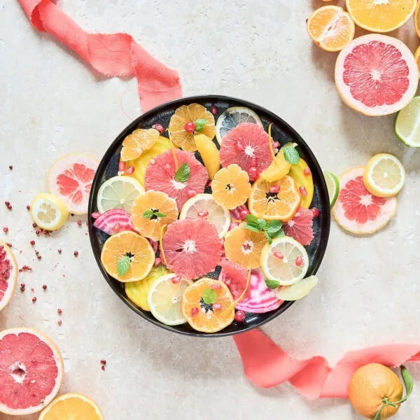 Pamplemousses et oranges en tranches