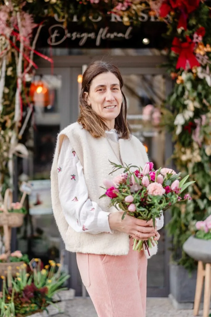 Fleuriste dans son atelier