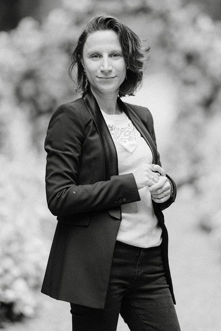 Portrait en noir et blanc de Maryem, photographe d'entreprise à Lyon, en veste de tailleur