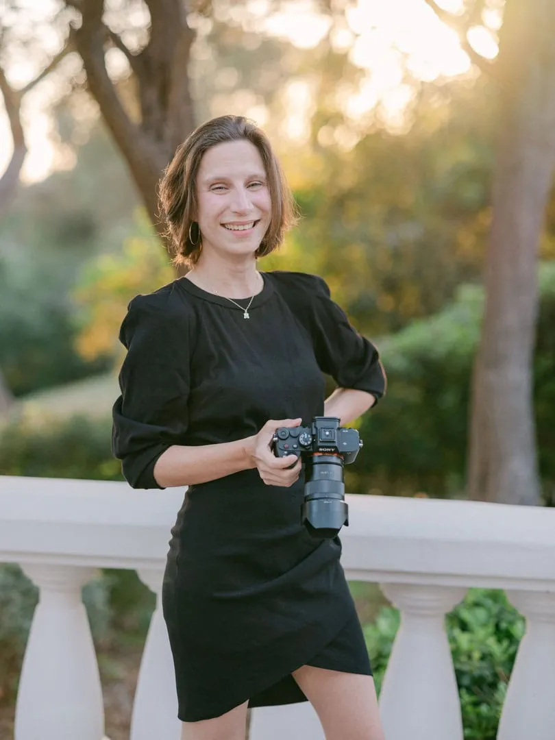 Maryem, photographe d'Instant Corpo, avec son appareil photo