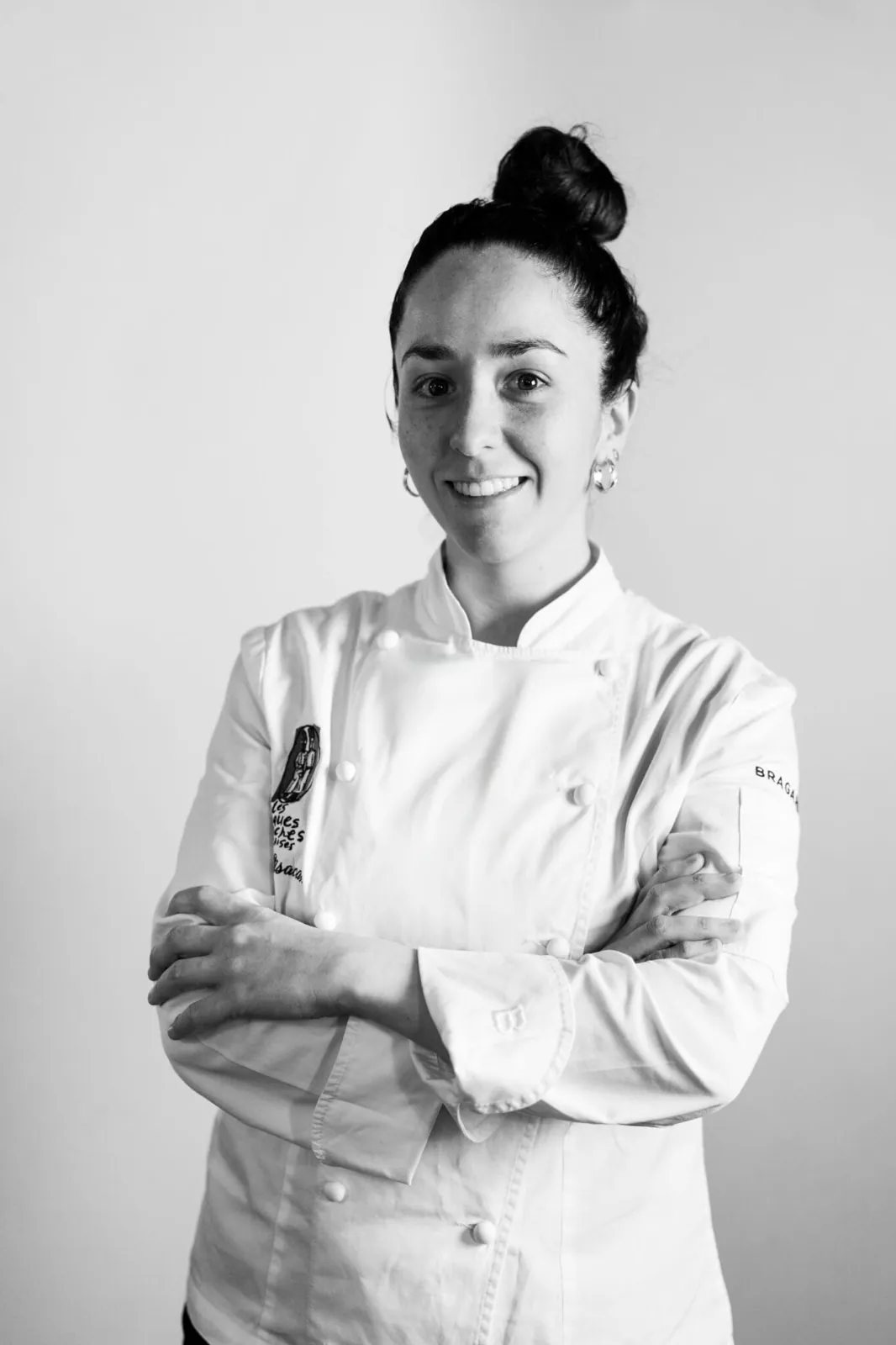 Portrait en noir et blanc d'une cheffe en veste de cuisine