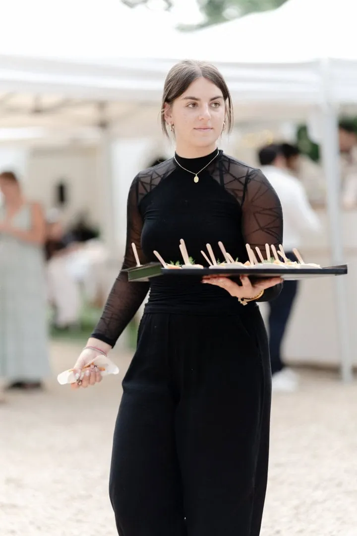 Serveuse présentant un plateau lors d'un événement professionnel