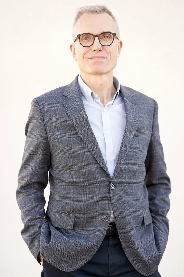 Portrait corporate d'un dirigeant souriant sur fond clair