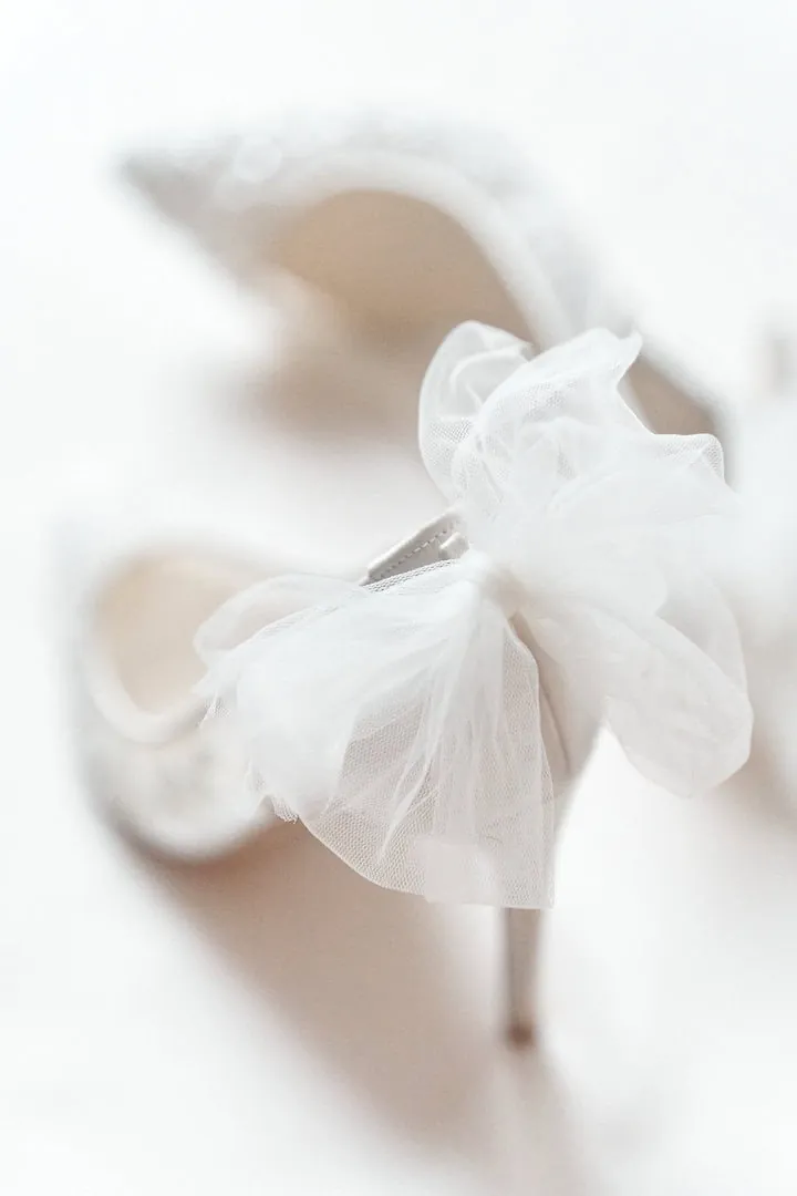 Escarpins blancs à nœud en tulle sur fond blanc