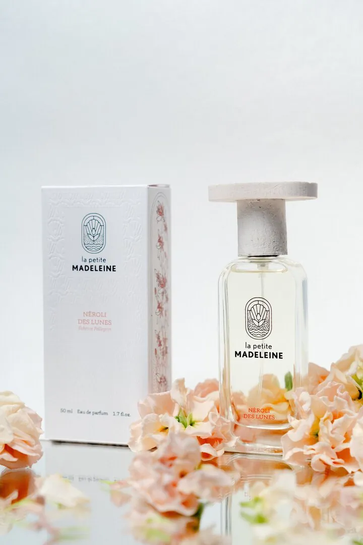 Flacon de parfum La Petite Madeleine et son étui sur fond clair