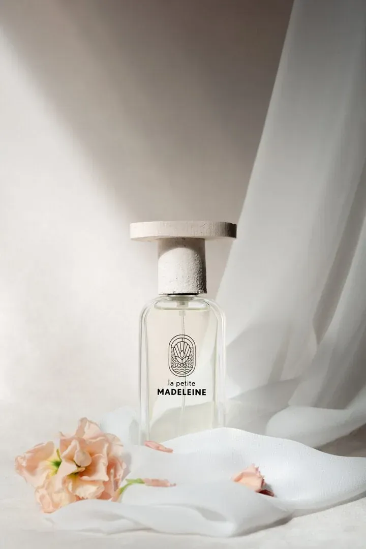 Flacon de parfum mis en scène avec un tissu léger