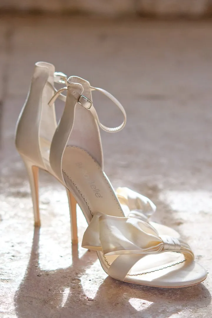 Sandales à talons claires baignées de lumière naturelle