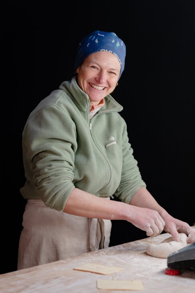 portrait boulangère façonnage pain