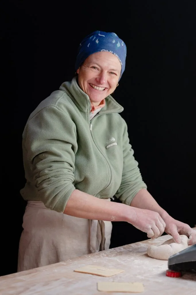 portrait boulangère façonnage pain