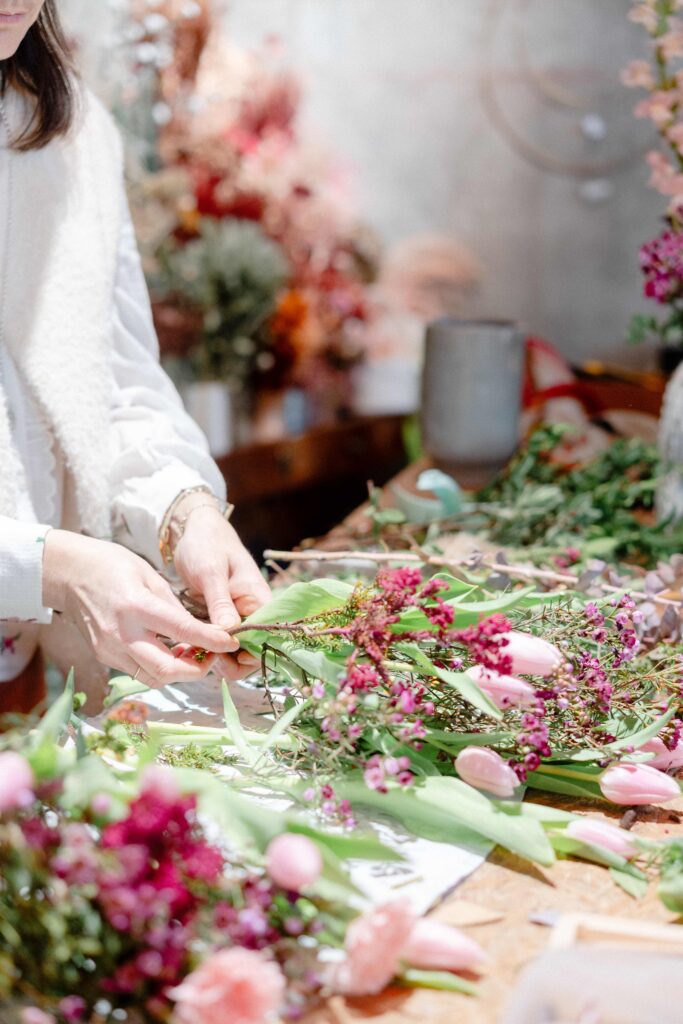 fleuriste assemble bouquet portrait métier geste professionnel photographié