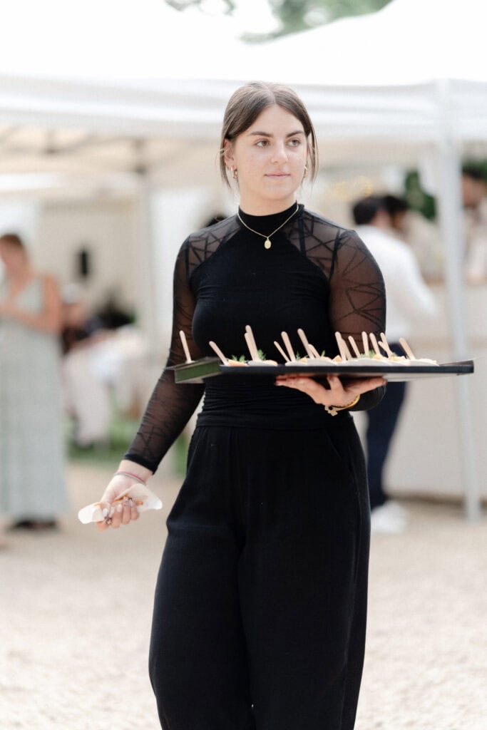 évènement professionnel photo de serveuse plat