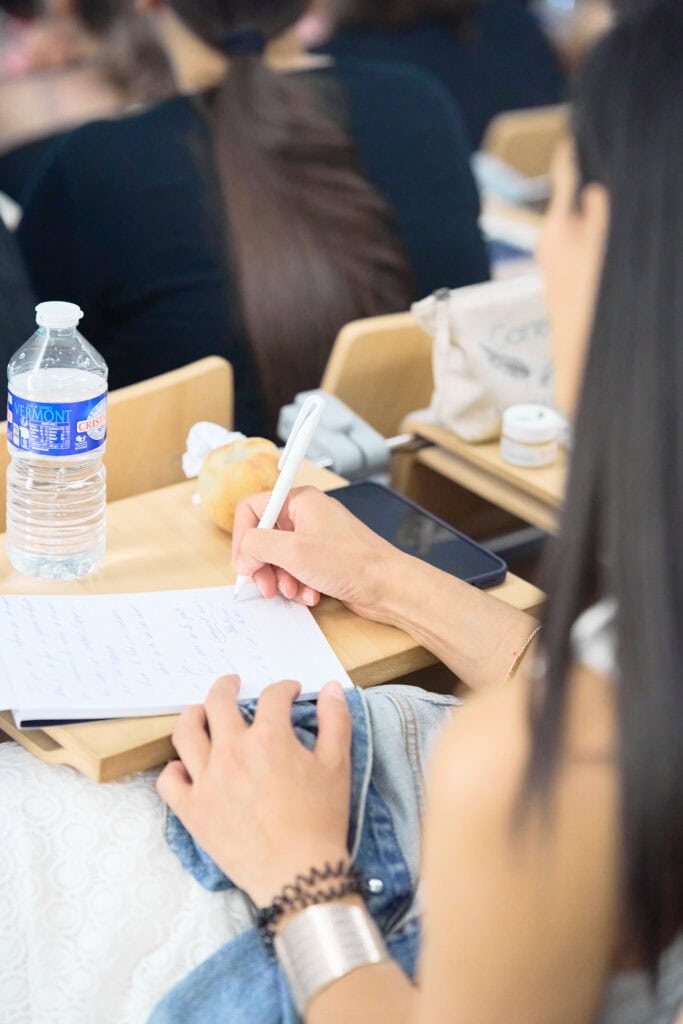 femme sui prend des notes lors d'action de formation lyon