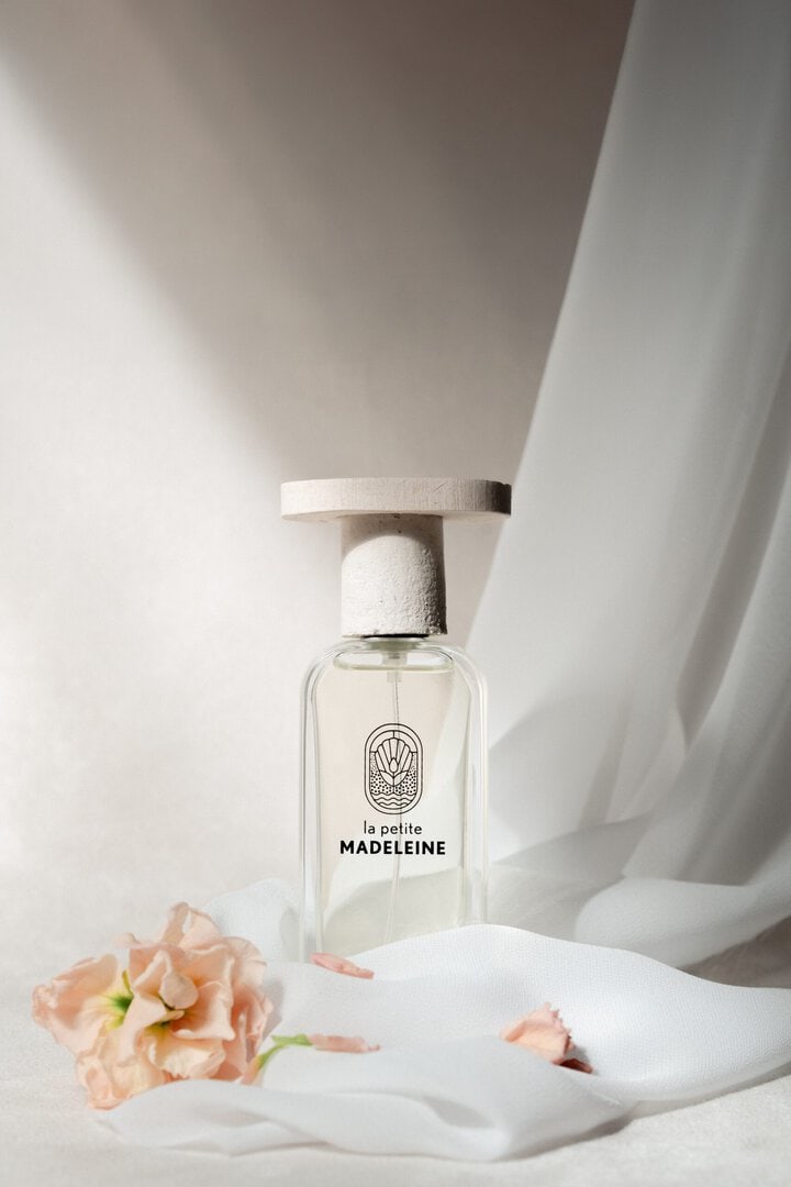 photo parfum avec tissu léger derrière idée photo de produit mise en valeur