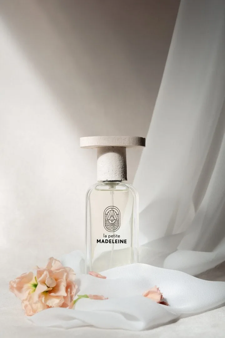 photo parfum avec tissu léger derrière idée photo de produit mise en valeur