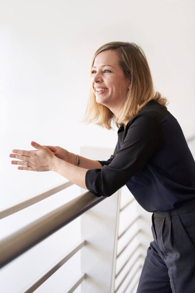 femme accoudée fond blanc portrait en entreprise lyon