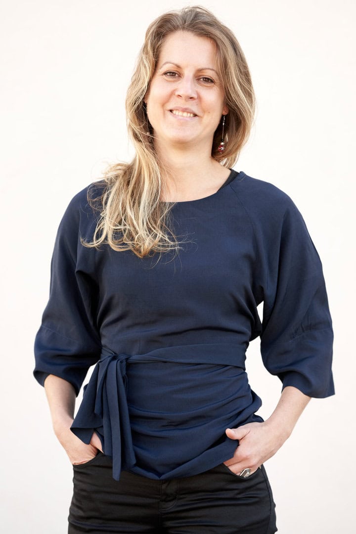 portrait femme corporate sur fond beige tenue bleu foncé photographe lyon